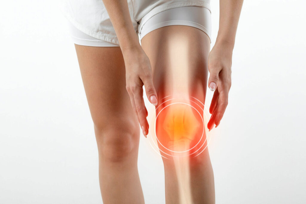 what causes water on the knee?